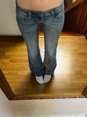 Blå lowwaist jeans - Blå lågmidjade bootcut jeans från cheap monday/weekday i storlek 28/32