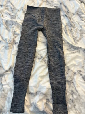 Gråa träningstights  - Ett par gråa tränings tights från ronhill i storlek Xs/S