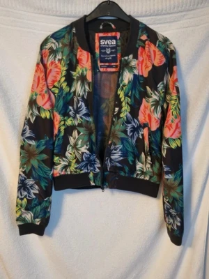 Mönstrad bomberjacka - Bomberjacka med mönster från Svea i storlek S. Fint skick.