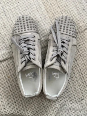 Christian Louboutin Louis Junior i Goose 43 - Louis Junior i en supersällsynt färg ”Goose” som slutades att säljas. Har inte sett dessa säljas någonstans speciellt i storlek 43 i den här konditionen. Endast skorna kommer med köpet.