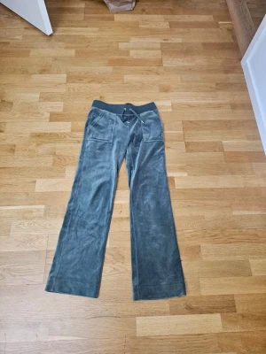 Gröna mjukisbyxor Juicy Couture S - Mysiga gröna mjukisbyxor från Juicy Couture med bred resår och dragsko i midjan. Byxorna har raka ben och stora fickor framtill. Perfekta för chill dagar och har en klassisk streetwear-vibe.
