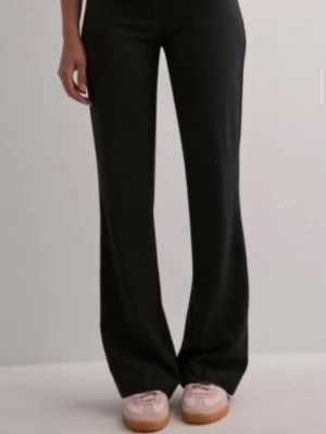 Svarta lågmidjade bootcut kostymbyxor  - Snygga svarta kostymbyxor med hög midja och raka, vida ben. Byxorna har klassisk passform och stilrena detaljer utan synliga fickor framtill. Perfekta för en clean och modern look. Säljer pga att dom är för korta för mig💗💗