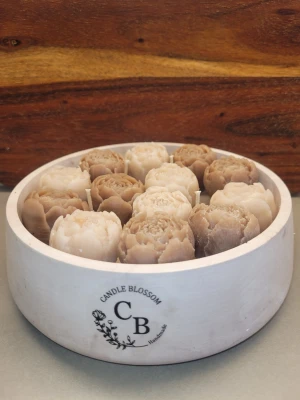 Ljus i skål pion - Handgjord skål med ljus blommor. Vax i botten sen ljusblommor. Svag doft av white musk. Valfri doft samt färg på blommer och skål.