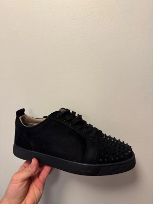 Christian Louboutin - Jag säljer svarta loubs med spikar som är i nästan helt nytt skick. De har bara används en gång och det kan man se via bilderna också.