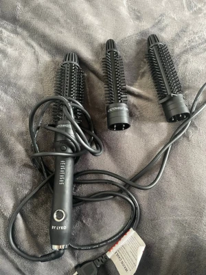 Svart värmeborste från Lyko - Priset kan diskuteras! Säljer min värmeborste från Lyko som används inte mera. Originalpris är 799 kr. 💖