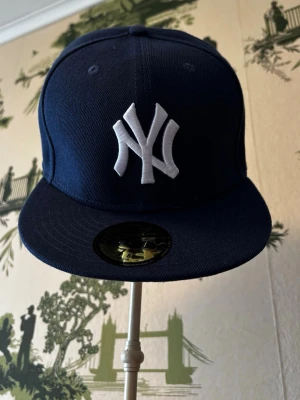 Mörkblå New Era keps - En stilig mörkblå new era keps, riktigt bra kondition.