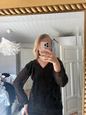 Svart  blus med prickar - Säljer en svart blus från Zara🩷köpare står för frakt!