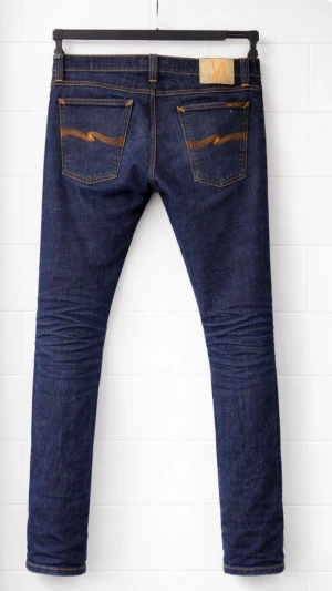Mörkblå slim jeans från Nudie - Säljer ett par mörkblå slim jeans från nudie.                Otroligt bra skick (grim trim)