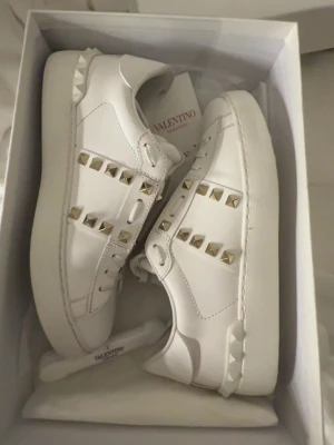 Valentino skor - Säljer mina valentino skor i strl 36,5. Säljer pga att dom var för små, helt nya jättefint skick! Nypris är 8500 kr Har lagt billigaste frakten! 💖