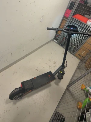 Kugoo el-scooter svart med display - Säljer en svart el-scooter från kukirin g2 med tydlig digital display på styret. Scootern har bred fotplatta, grova däck och orange detaljer. Perfekt för dig som vill ta dig fram snabbt och smidigt i stan. Endast Swish o kontant.