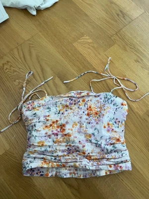 Blommig sommar topp  - Snygg sommar topp från H&M med knytband den är i storlek xs