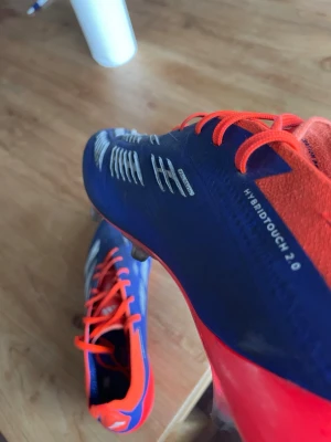 Adidas Predator Elite ag blå röd - Säljer ett par adidas predator elit som jag inte längre använder. Är mestadels använda från och till då dem inte passade mig helt. Känner att någon annan kan få användning av dem. Pris kan diskuteras och är villig att gå lägre vid snabb affär.