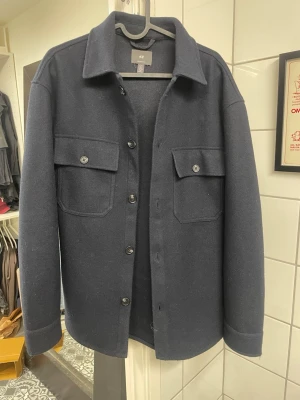 Mörkblå overshirt från H&M - Säljer nu denna sjukt feta overshirten ifrån HM. Sjukt snygg. Storlek S. Hör av dig vid intresse!😁🙌