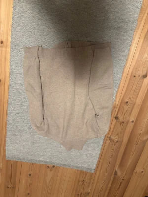 Beige cashmere och marine ull tröja från Massimo Dutti - As fet och stilren cashmere tröja från Massimo Dutti😍 Passar dig som är 177-183 cm lång! Pris går att diskuteras