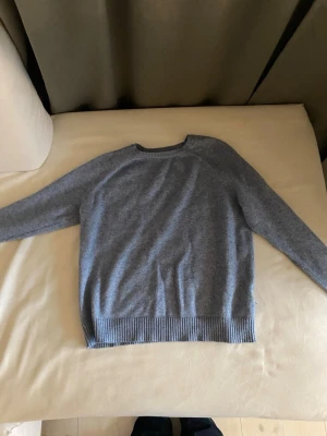 Ljusblå stickad tröja från ONLY - Mysig ljusblå stickad tröja från ONLY med rund halsringning och ribbade muddar vid ärmslut och nederkant. Perfekt för lager på lager och enkel att matcha med jeans eller kjol. Klassisk och stilren design som passar till många tillfällen.