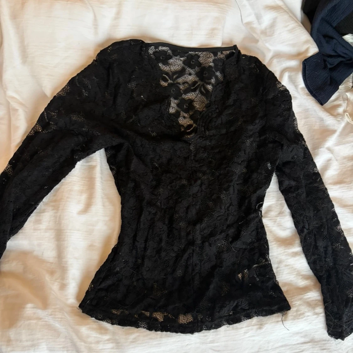 Svart spetsblus med v-ringning
