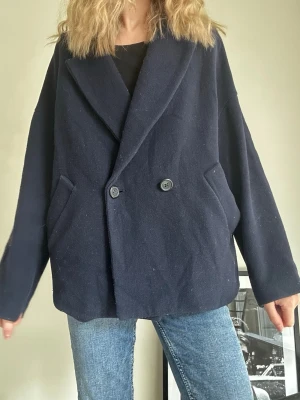 Mörkblå kappa  - Såå fin kappa från Lindex, storlek XS men mer som S🥰💕