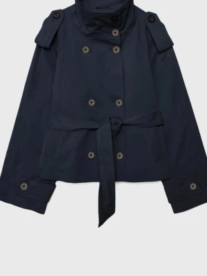 Kort marinblå trenchcoat med bälte - Snygg kort trenchcoat i marinblått med dubbelknäppning, axelklaffar och knytskärp i midjan. Jackan har stora knappar, fickor framtill och dekorativa detaljer vid ärmsluten. Perfekt för dig som vill ha en klassisk men trendig look.