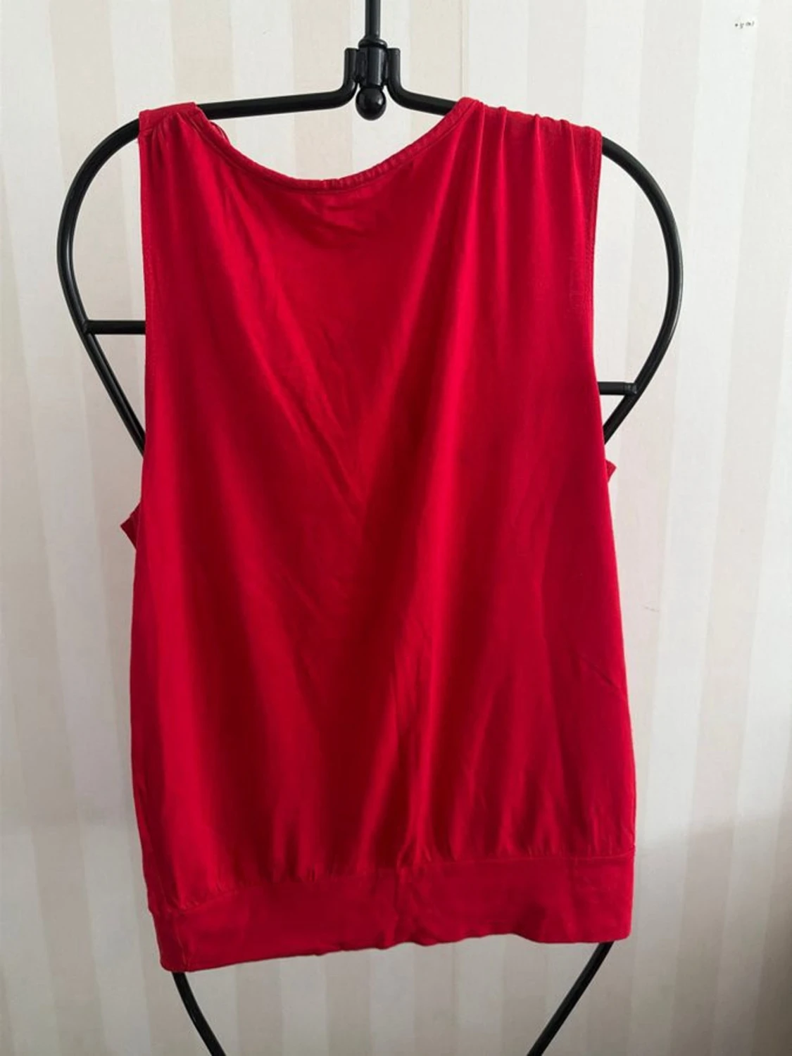 Röd linnetopp med dekorativ brosch - 1