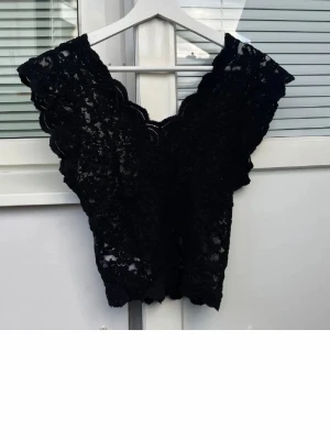 Spets topp - Sjukt snygg spets topp från Zara! I storlek S💕går o ha off shoulder som på sista bilden 