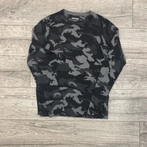 Zadig & Voltaire Kashmir tröja - Zadig & Voltaire 100%kashmir tröja | Skick 9/10 inga defekter förutom att den har krympt lite | Storlek L men passar M/S | Nypris 5200kr, mitt pris: 849kr ej hugget   |Hör gärna av dig vid fler frågor! 😊