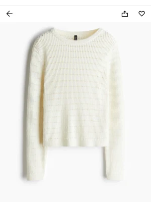 Vit ribbstickad tröja från H&M - Säljer en enkel och stilren vit ribbstickad tröja från H&M. Tröjan har rund halsringning, långa ärmar och en rak passform. Perfekt att matcha med jeans eller kjol för en clean look.