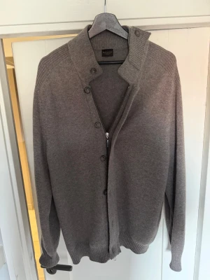 Grå kofta från Rose & Born - Cardigan/kofta från Rose & Born, färg grå/brun