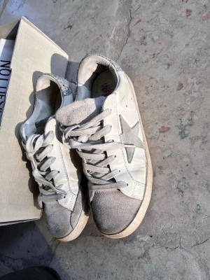 Golden Goose - Vita Golden goose, de är lite slitna då de kommit till väl användning, därav priset. Strl 41 men känns mer som 40 i storleken. 