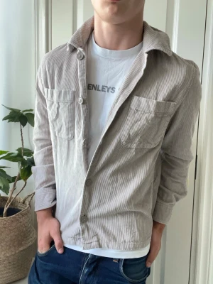 These glory days Manchester overshirt  - These glory days Manchester overshirt , Inga defekter! Modellen i bilderna är 180 cm 75 kg och bär Storlek M , Kom med frågor! 🌟 (Kan gå ned i pris vid köp av paket 😉) 