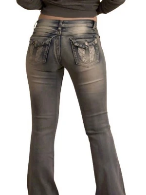 Bootcut low waist jeans - Ljusblå bootcut och low waist jeans i storlek S! Aldrig använda med lapparna kvar💕påminner om True Religion! Midjemått: 36 cm rakt över, innerberslängd: 82 cm