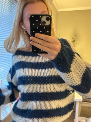 Randig stickad tröja blå/vit - Säljer min stickade tröja från Design by si! Nypris: ca 600❣️❣️ hör av dig för mer bilder, perfekt till sommar kvällar<3