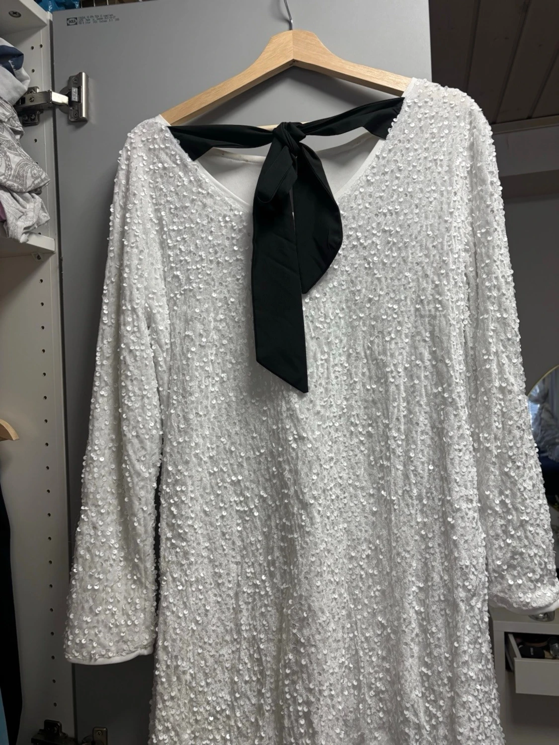 Vit paljettklänning med lång ärm - 2