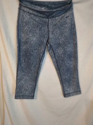 Träningstights - Blå 3/4 träningstights i storlek M från Nike. Mycket bra skick, använd fåtal gånger.