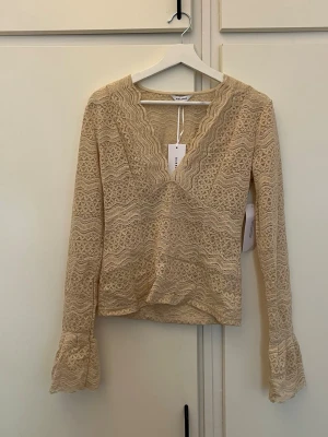 Blus - Säljer denna super fina blusen ifrån Bubbleroom i storlek  M. Helt oanvänd ( endast testad ). 💗 