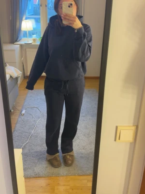 Blått sett från Gina  - Säljer detta super fina sättet från Gina i storlek S på tröjan och Xs på byxorna. Säljs pga andvänds sällan. Byxorna har ett jätte litet hål vid låret men verkligen inget man tänker på. Om man vill köpa byxorna eller tröjan försig går de jättebra💓💓