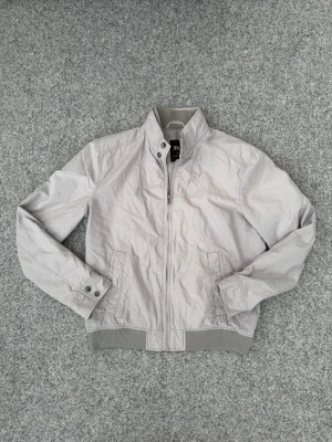 J Lindeberg jacka | L - Fräsch J Lindeberg jacka | Tunn | Snygg färg: ◻️| Storlek: L | Mycket bra skick | Hör av er vid frågor eller prisförslag!🤝