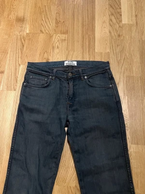 Acne Studios Jeans  - Acne studios Jeans för män, modellen är Ace Coal som är skinny/slim fit. Plagget är i nyskick, inga defekter, storlek 31/32. Ny i butik kostar mellan 1500/2000 kronor. Hör av dig vid intresse/frågor. PRIS KAN DISKUTERAS!