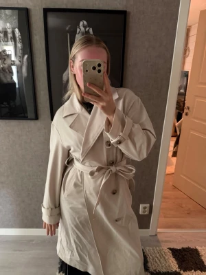 Kappa - Nakd - Säljer denna kappa från Nakd i storlek 36. Större i storleken skulle jag säga, får tex plats med en stickad under🔆