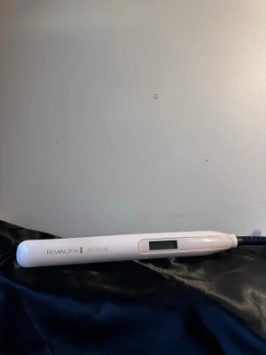 Plattång  - Köpt för ca 1000kr Använd nån månad sedan bara legat i en låda då jag inte använder värme på håret längre.  Funkar som den ska bara att de inte går att ”låsa den” - se bild.