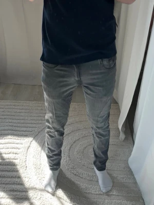 Grå replay jeans - Säljer ett par grå replay jeans.