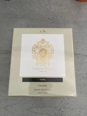 Tiziana Terenzi Halley Extrait de Parfum - Pris kan diskuteras. Lyxig parfym från Tiziana Terenzi, Halley ur Luna Collection. Extrait de Parfum, 100 ml. Har toppnoter av citron, svarta vinbär, passionsfrukt och bulgarisk ros. I mellannoterna finns hibiskus, hyacint, tuberos och iris samt hallon, persika, petitgrain och kanel. Basen av laotisk oud, bärnsten, mysk, cederträ och vanilj är elegant.