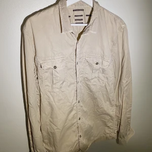 Jacob Cohën somrig Skjorta  - Hej, säljer en somrig och luftig skjorta från det ikoniska designermärket Jacob Cohën. Använd men i okej skick. Sällsynt, material likt linne, gjord i Veneto, Italien. Perfekt inför sommaren. Pris varierar men runt 3-5 tusen. Hör av dig!