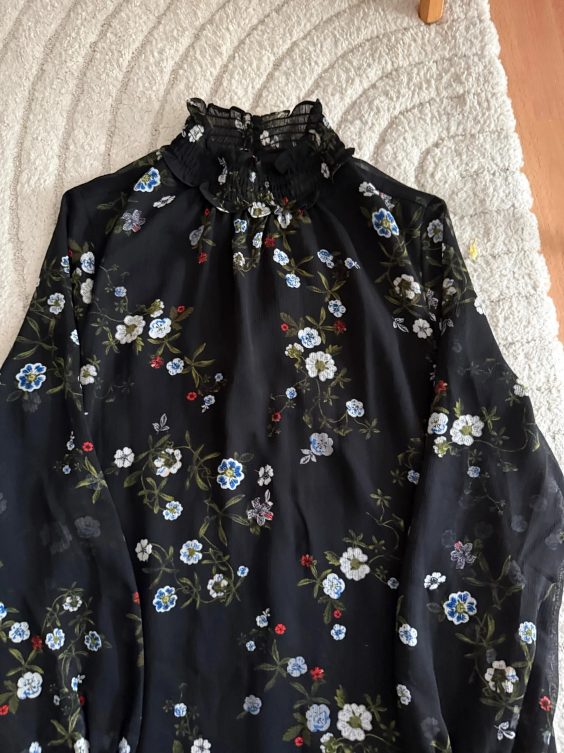 Svart blommig klänning med spets - 1