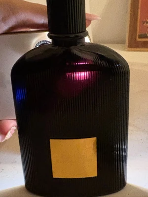 Tom Ford Black Orchid - Tom Ford Black Orchid är en Eau de Parfum i storleken 100 ml. Denna doft är tillverkad i Schweiz.  93/100 ml är kvar 