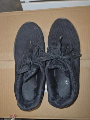 Svarta sneakers - helsvarta sneakers i storlek 30, minns ej var de är köpta