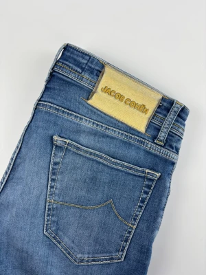 Jacob Cohën Nick jeans - | Säljer ett par Jacob Cohën Nick jeans i riktigt bra använt skick | Storlek: 32 | Hör av dig vid frågor eller funderingar