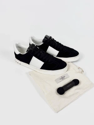 Valentino flycrew skor - | Säljer ett par Valentino flycrew sneakers i riktigt bra använt skick | Storlek: 40 | Dustbag & extrasnören ingår | Hör av dig vid frågor eller funderingar