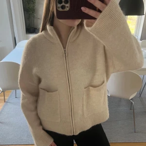 Beige ziptröja med fickor - Mysig beige ziptröja med hög krage och två stora framfickor. Nypris strax över 1000kr