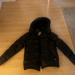 Moncler Maya  - Säljer denna moncler jackan. Köpte på Plick förra året, kommer inte längre till användning. Bra skick, men man ser att den är använd. Litet hål på framsidan, under höger ficka. Och ett på ryggen, (inga stora) som syns tydligt. Storlek 1, passar en S. Säljer för 3500kr. Köpte för 5000kr. 