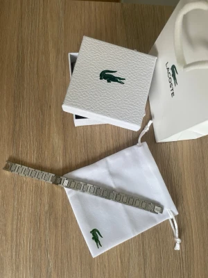 Lacoste Armband - Snyggt armband från Lacoste i ny skick. Stilren design som passar till allt. Perfekt för både vardag och finare tillfällen.